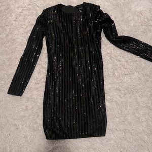 Short black dress, sequins, quarter sleeves